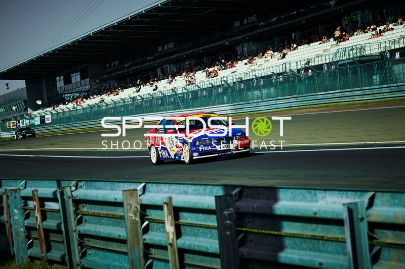 Rennfahrzeug auf der Rennstrecke