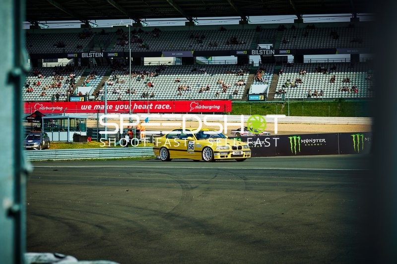 Rennfahrzeug auf der Rennstrecke