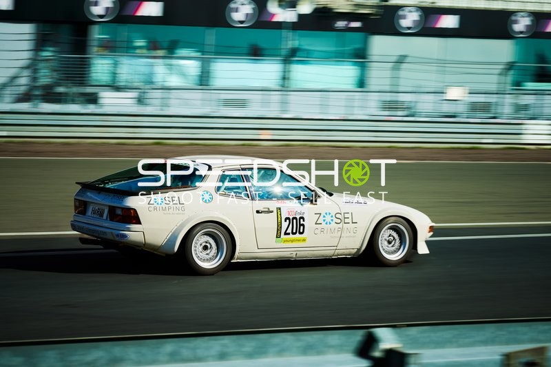 Rennfahrzeug auf der Rennstrecke