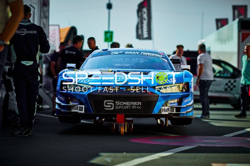 Rennfahrzeug in der Boxengasse