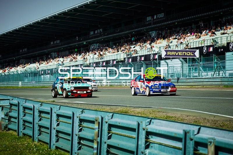 Zwei Fahrzeuge auf der Rennstrecke