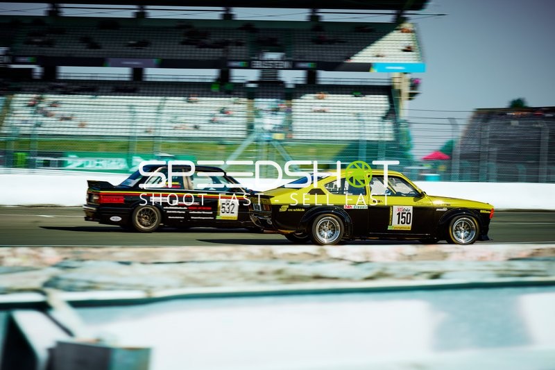 Zwei Fahrzeuge auf der Rennstrecke