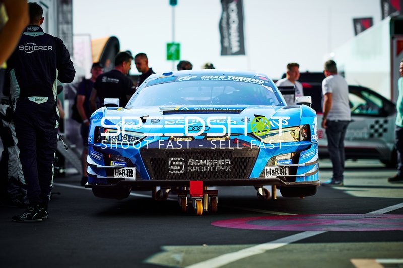 Rennfahrzeug in der Boxengasse