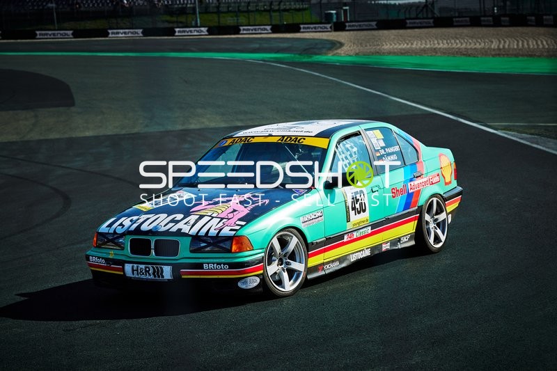 Rennfahrzeug auf der Rennstrecke