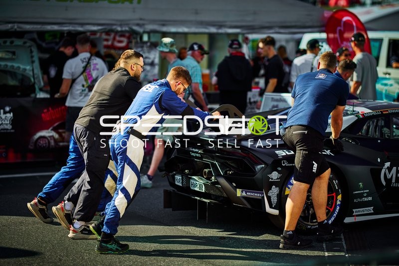 Mechaniker schieben Lamborghini in Boxengasse