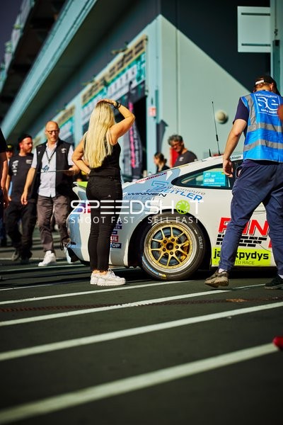 Rennfahrzeug in der Boxengasse