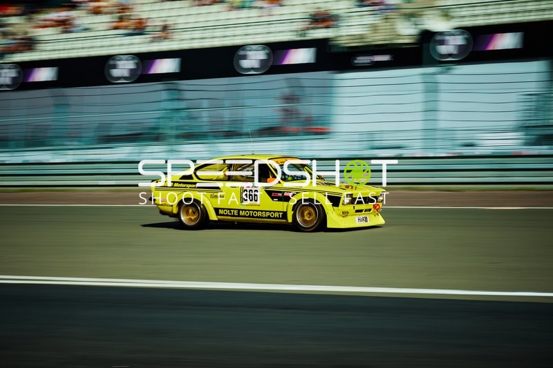 Rennfahrzeug auf der Rennstrecke