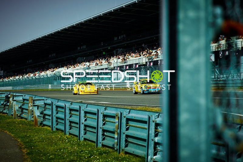 Zwei Porsche 911 auf der Rennstrecke