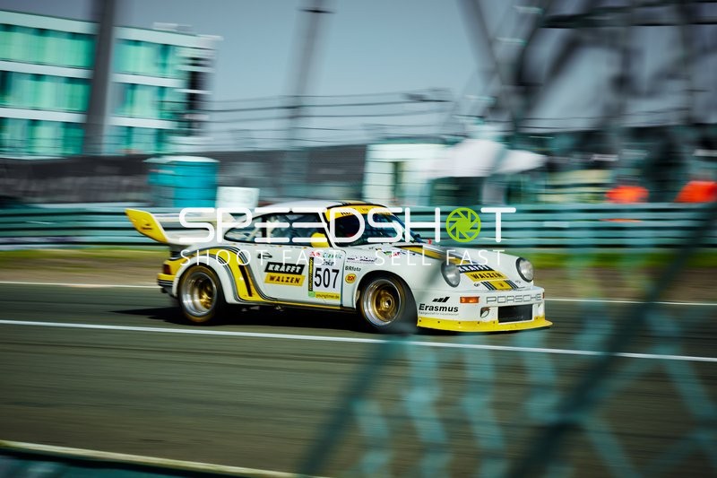 Rennfahrzeug auf der Rennstrecke