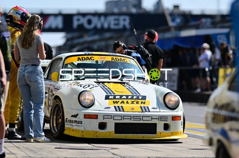 Rennfahrzeug in der Boxengasse