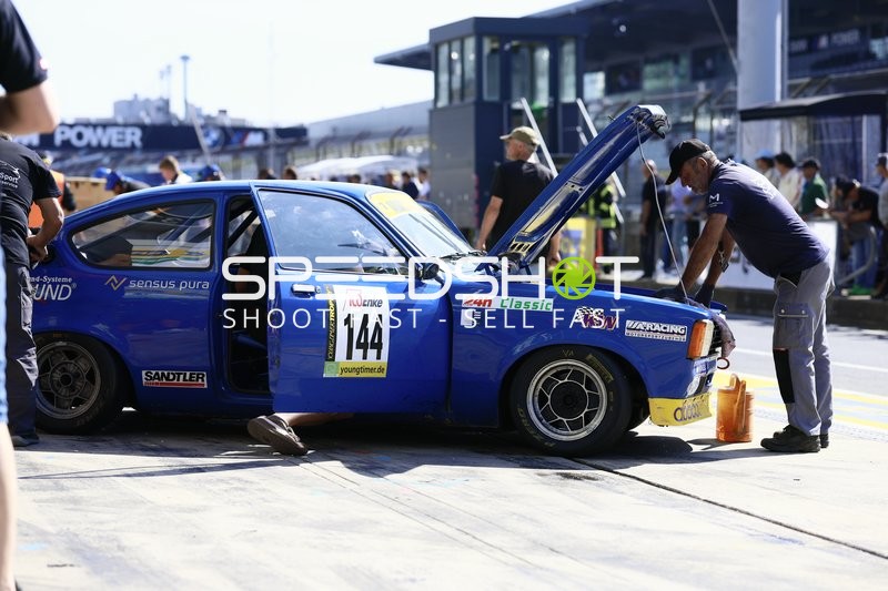 Rennfahrzeug in der Boxengasse