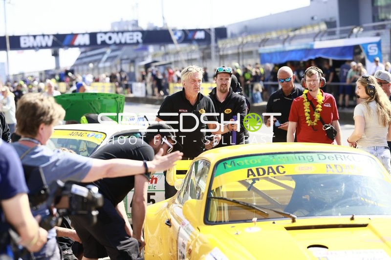 Rennfahrzeug in der Boxengasse