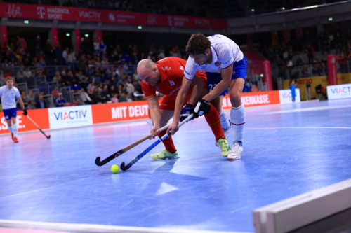 Dorian THIERY (2; Belgien) im Zweikampf