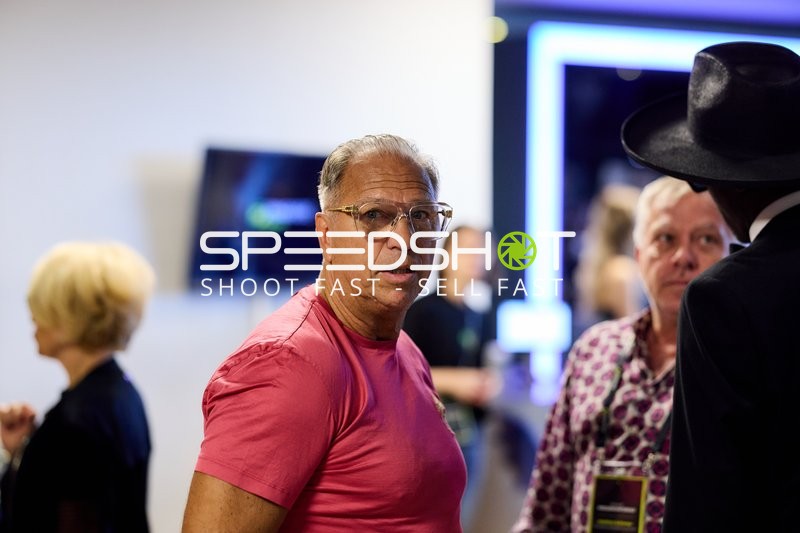 Ringside-Zone Face-Off