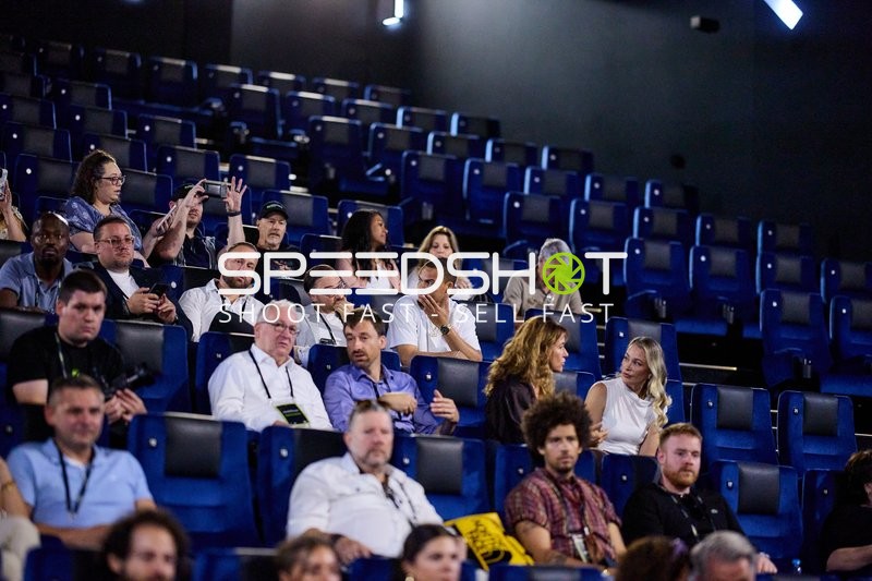 Ringside-Zone Face-Off Publikum