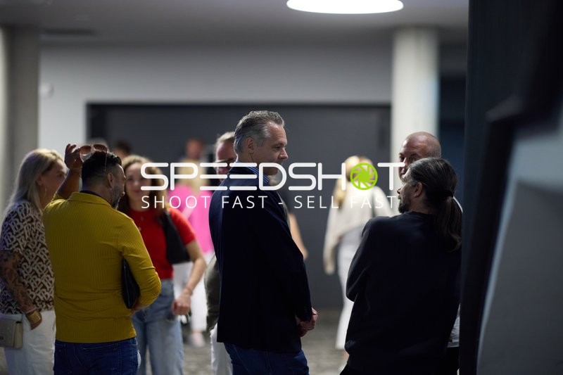 Ringside-Zone Face-Off