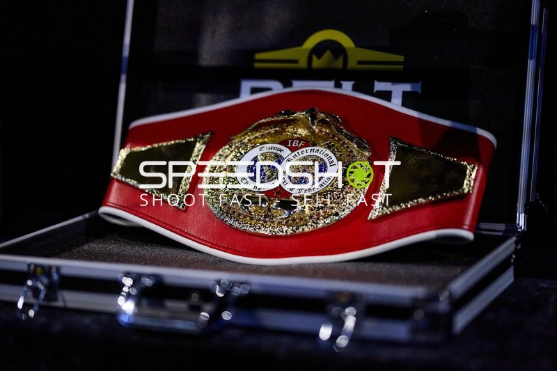 Ringside-Zone Face-Off