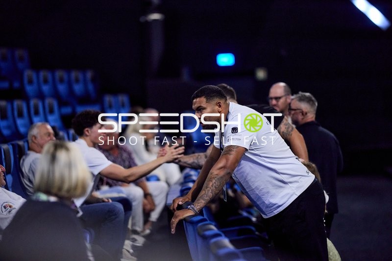 Ringside-Zone Face-Off