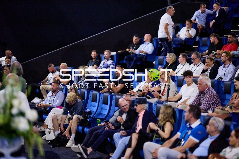 Ringside-Zone Face-Off Publikum