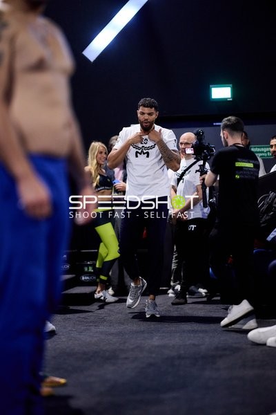 Ringside-Zone Face-Off