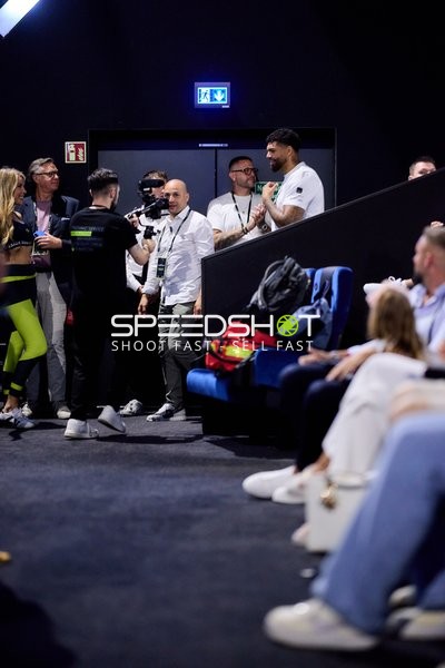 Ringside-Zone Face-Off