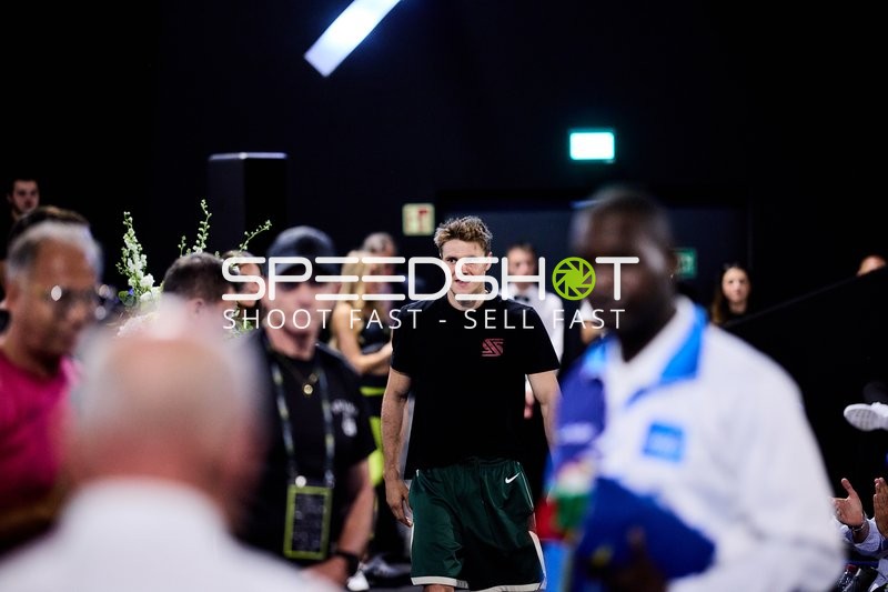 Ringside-Zone Face-Off