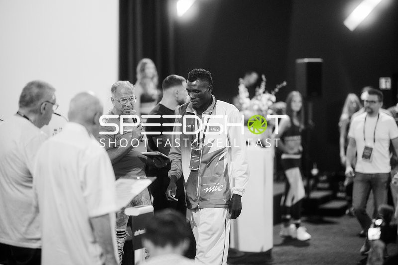 Ringside-Zone Face-Off Moderator