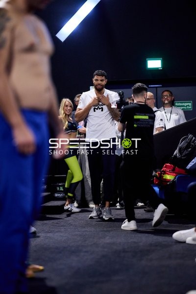 Ringside-Zone Face-Off