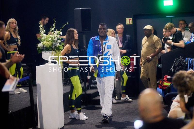 Ringside-Zone Face-Off