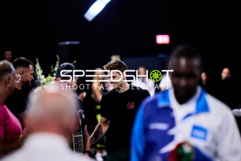 Ringside-Zone Face-Off