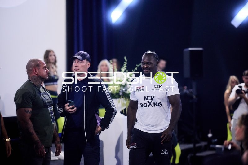 Ringside-Zone Face-Off