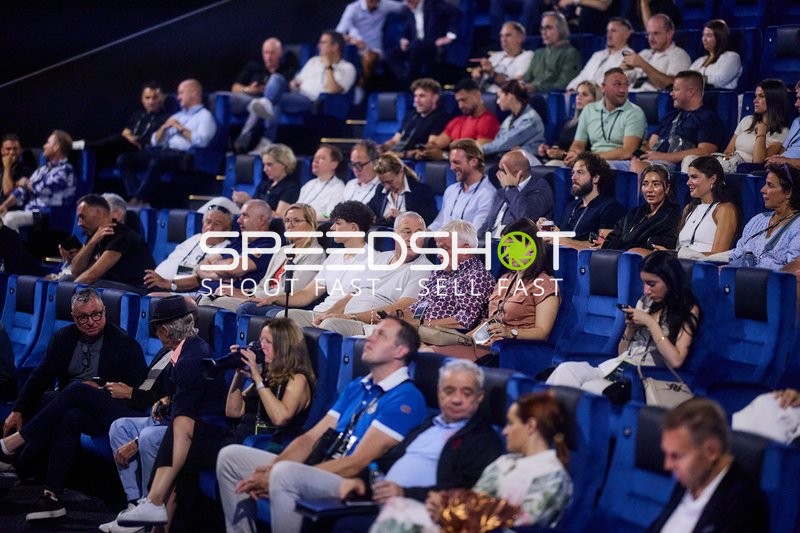 Ringside-Zone Face-Off Publikum