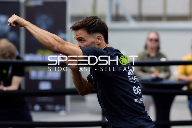 Ringside-Zone Face-Off