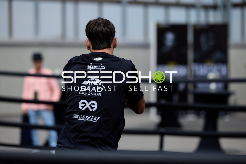 Ringside-Zone Face-Off