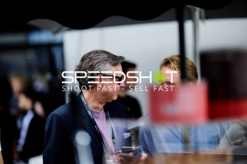 Ringside-Zone Face-Off