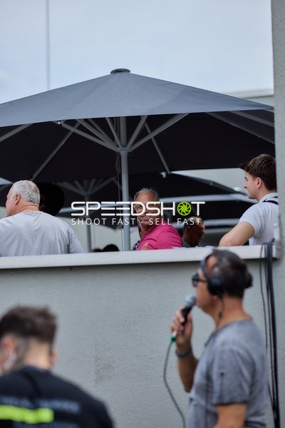 Ringside-Zone Face-Off