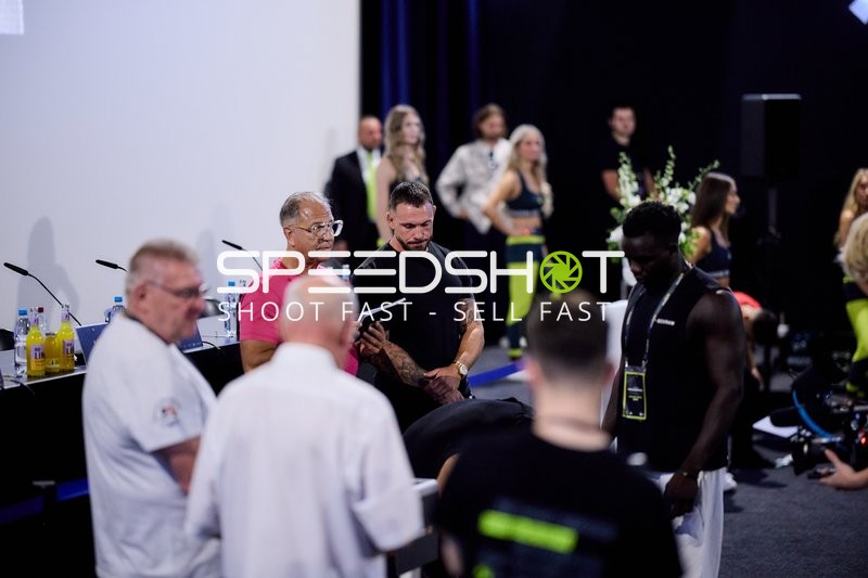 Ringside-Zone Face-Off