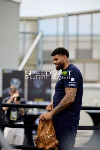 Ringside-Zone Face-Off