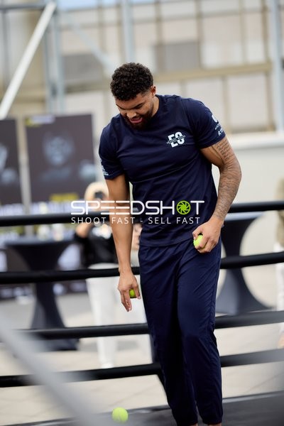 Ringside-Zone Face-Off