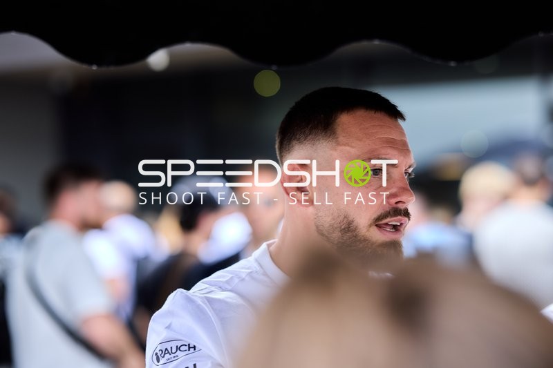 Ringside-Zone Face-Off