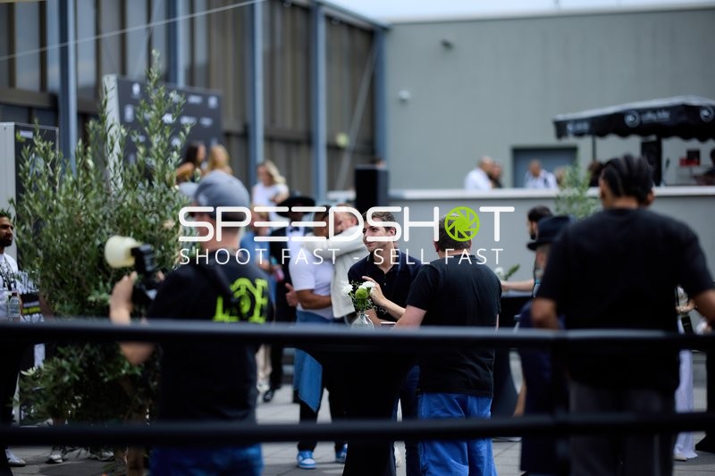 Ringside-Zone Face-Off