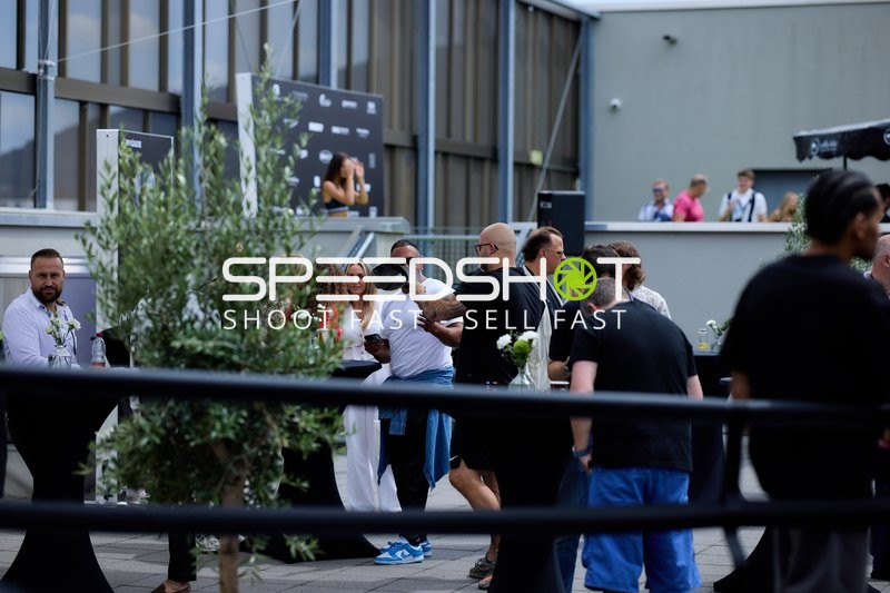 Ringside-Zone Face-Off