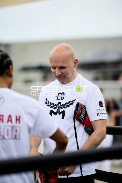 Ringside-Zone Face-Off