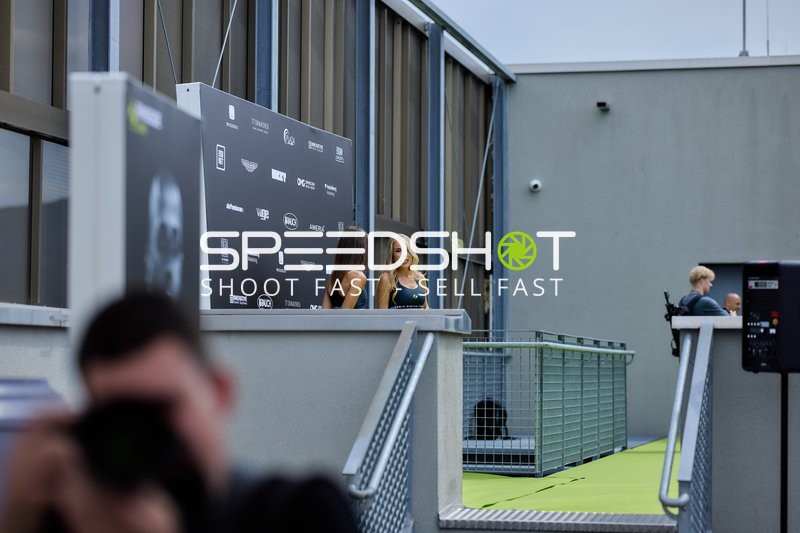 Ringside-Zone Face-Off