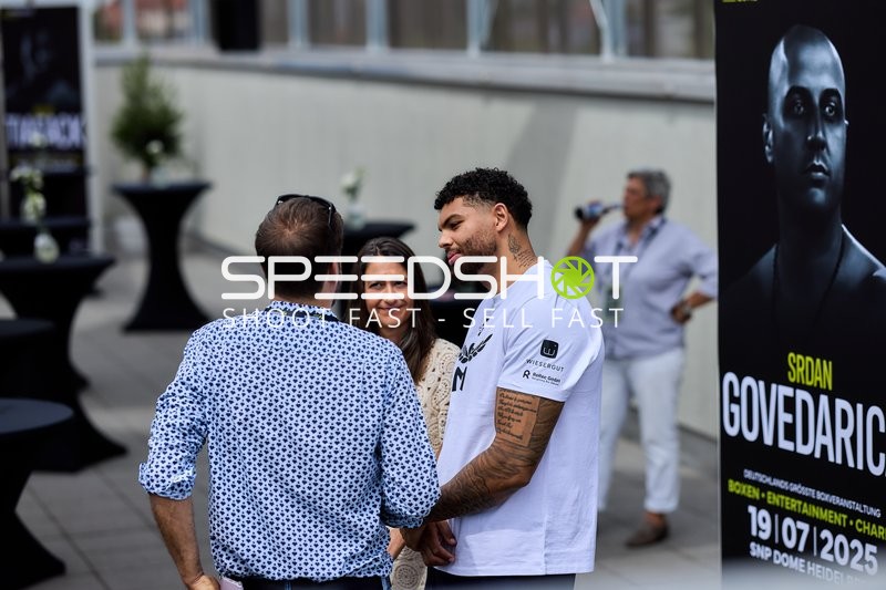 Ringside-Zone Face-Off