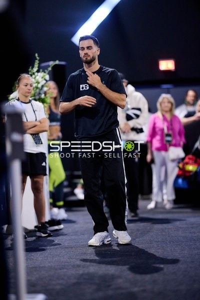 Ringside-Zone Face-Off