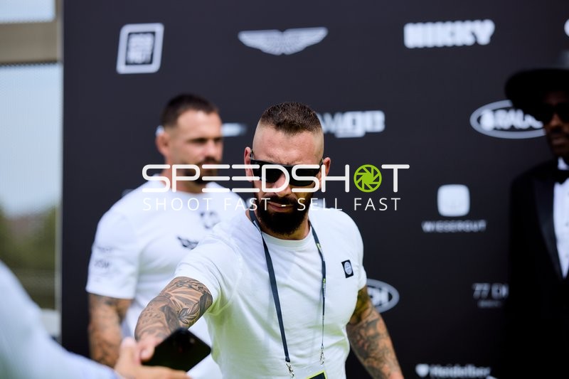 Ringside-Zone Face-Off