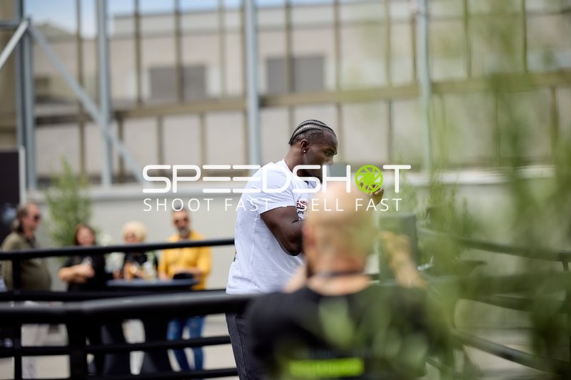 Ringside-Zone Face-Off