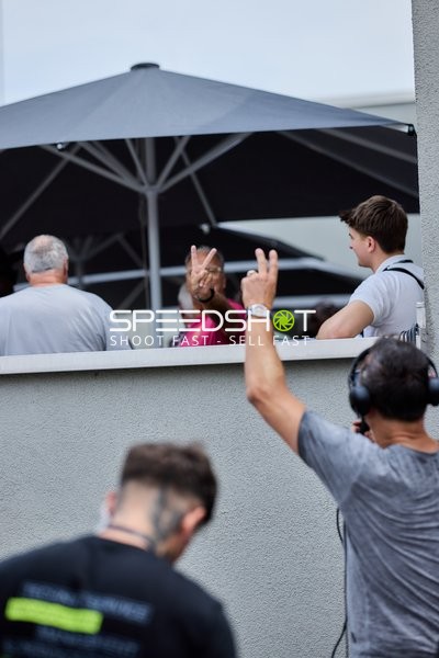 Victory-Gesten bei Ringside-Zone Face-Off