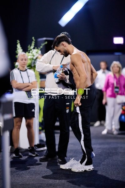 Ringside-Zone Face-Off